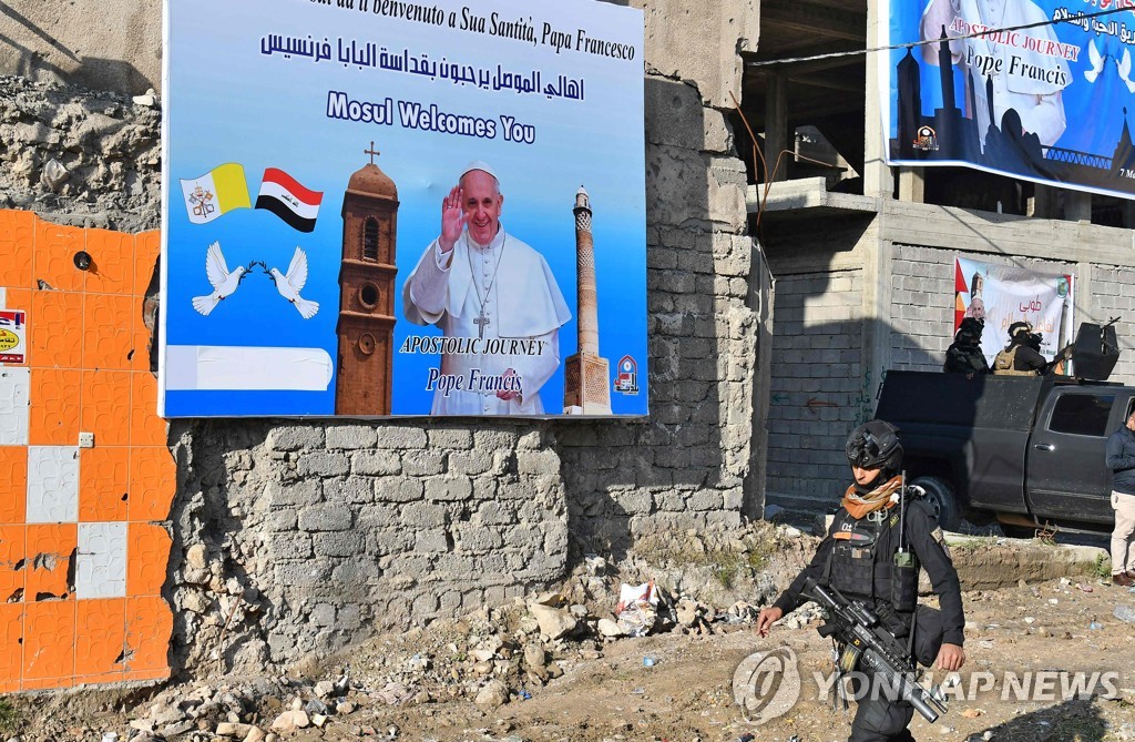 이라크 간 교황, IS 공격에 초토화됐던 기독교 지역사회 찾는다