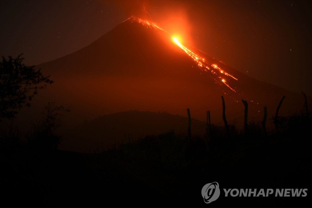 과테말라 파카야 화산 47일째 분화…화산재에 수도 공항 폐쇄