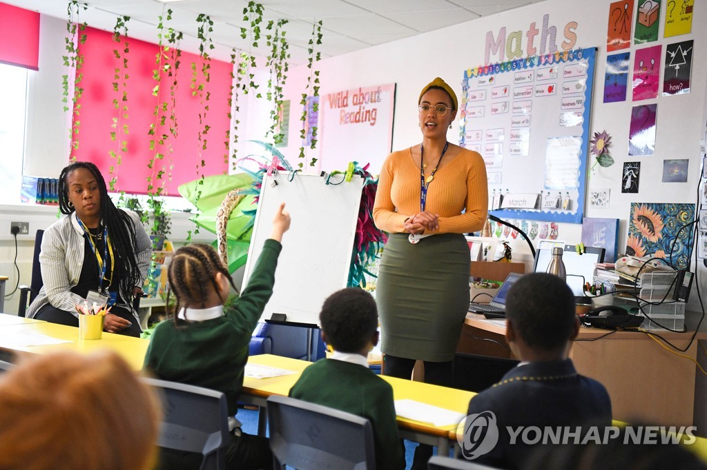 '하루 신규확진 5천명' 영국, 등교 재개…다시 퍼질라 조마조마(종합)