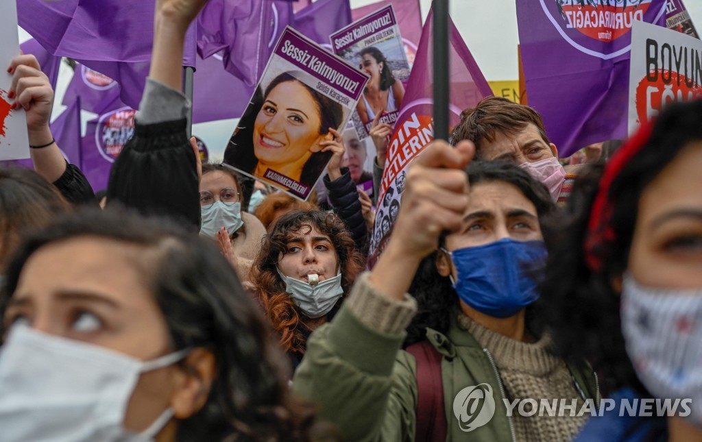터키 '여성 보호' 이스탄불협약 탈퇴…거리 뒤덮은 보랏빛 물결