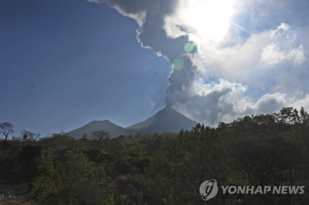 과테말라 파카야 화산 47일째 분화…화산재에 수도 공항 폐쇄