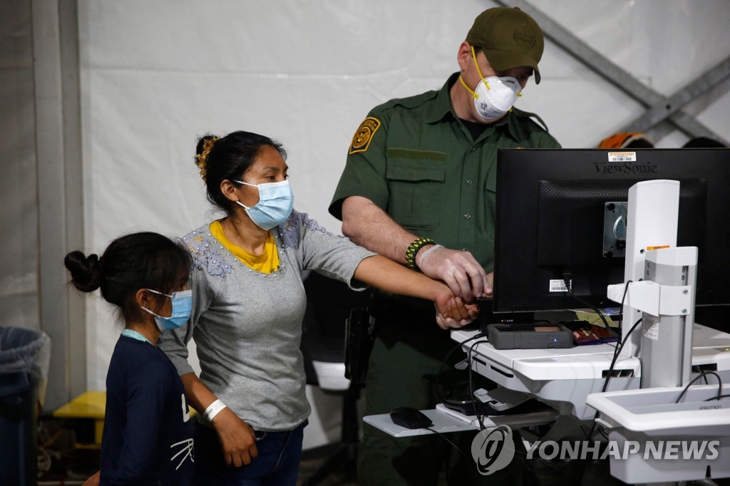 250명 수용공간에 4천명 바글바글…미 이민자 시설 '마비 직전'