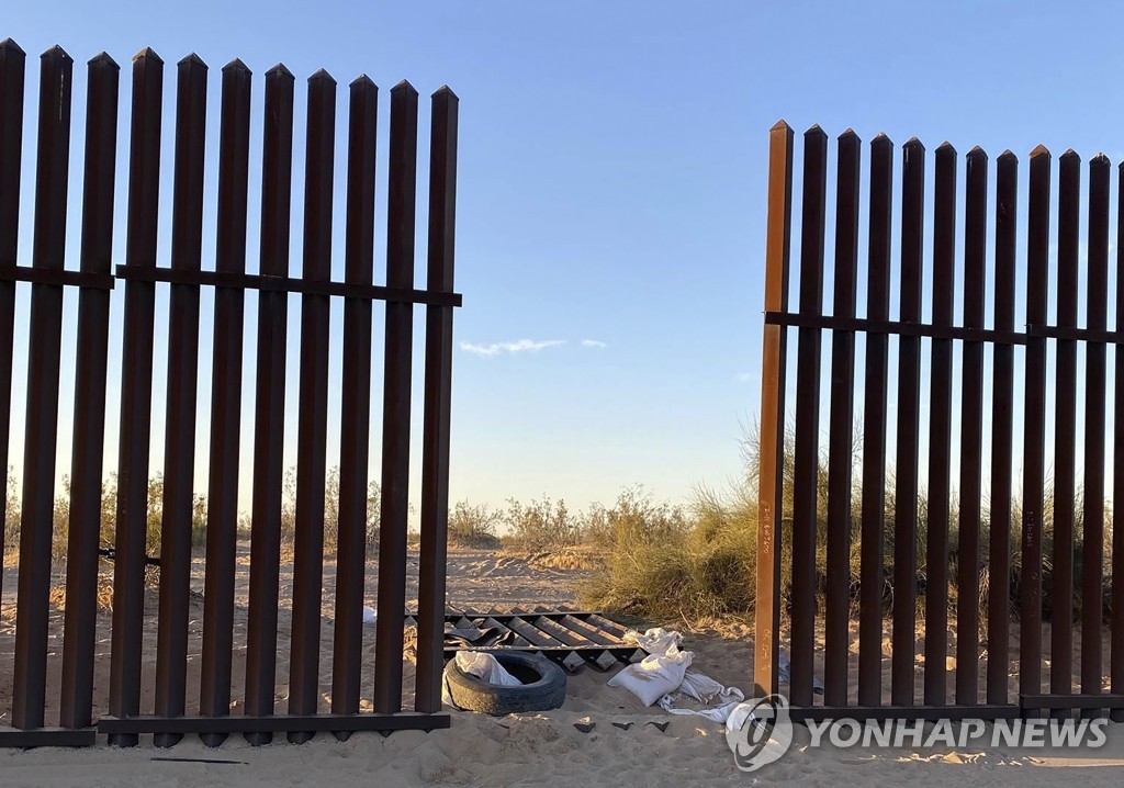 좌석 싹 들어내고 25명 구겨넣어…美 밀입국 차 13명 사망 참사