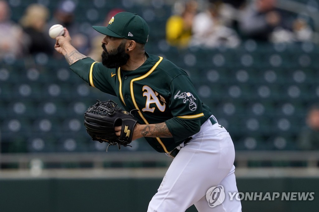 MLB 투수 범가너, 옛 샌프란시스코 동료 로모에게 삼진당해