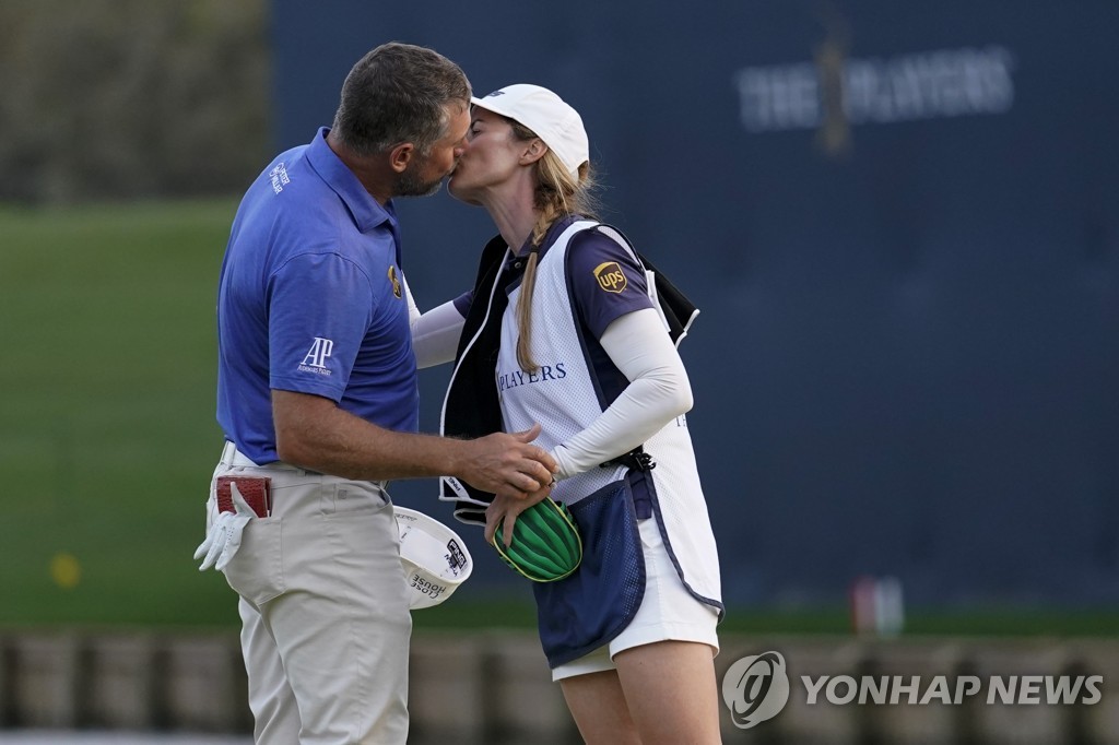 웨스트우드, 플레이어스 챔피언십 3R 2타 차 선두…김시우 11위