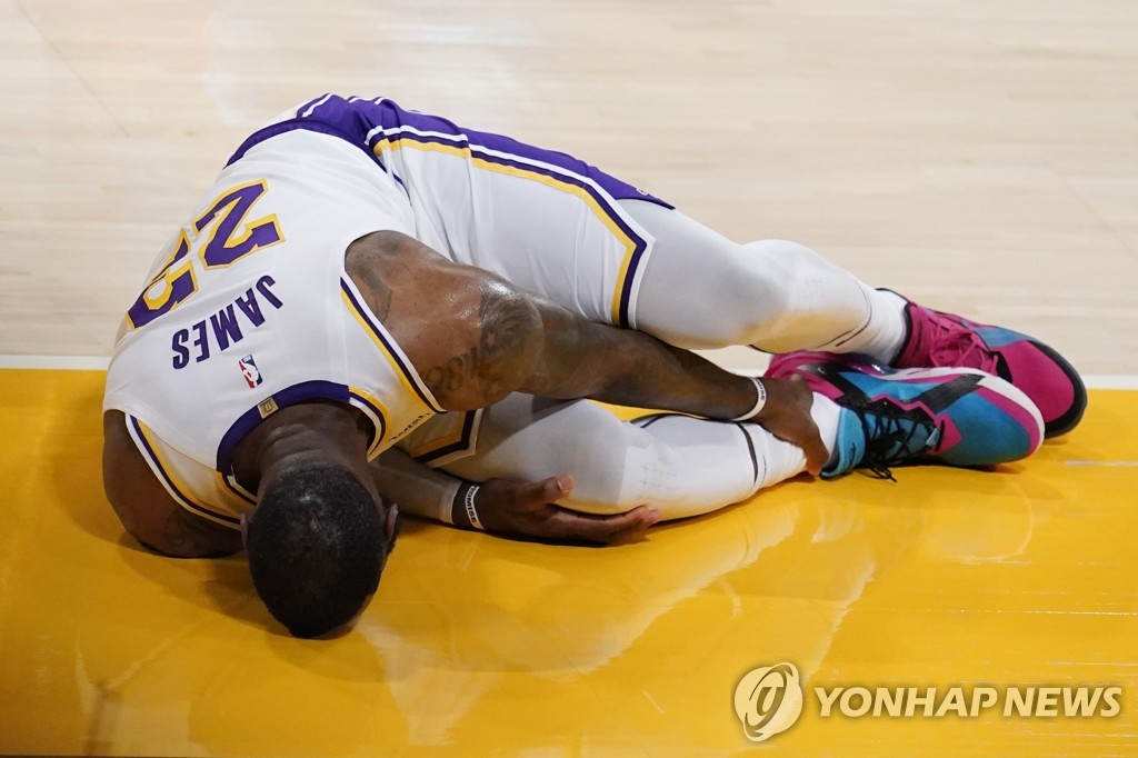 제임스 발목 부상 이탈 악재…NBA 레이커스 4연승 중단(종합)