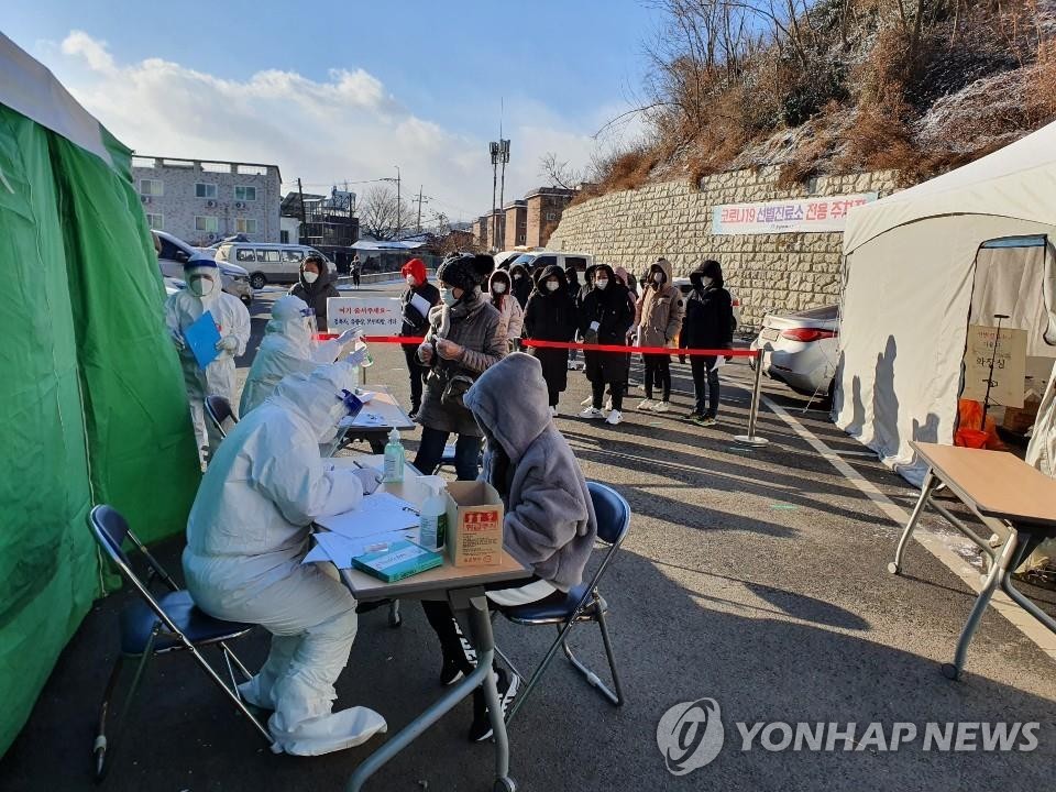 [3보] 신규확진 456명, 닷새 연속 400명대…주말에도 확산세 지속