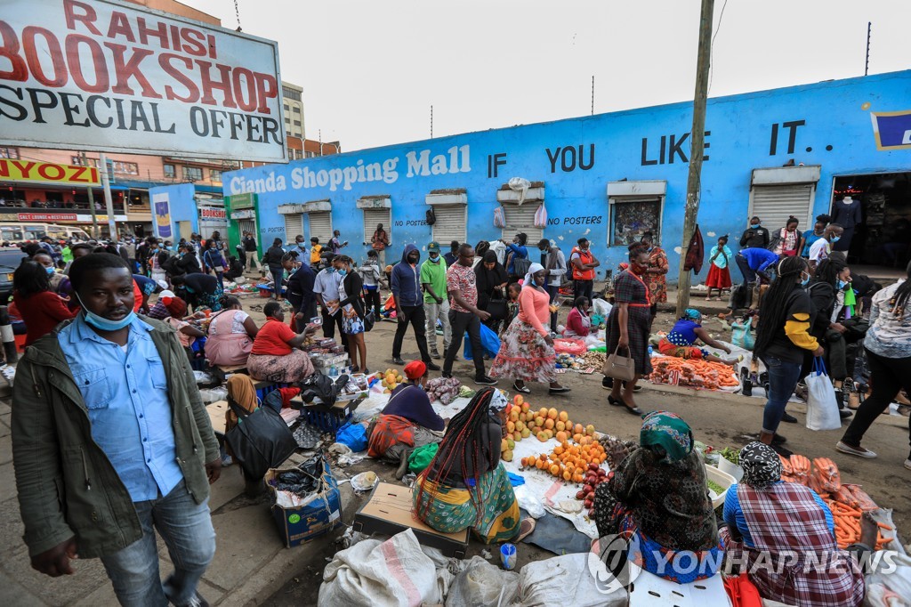 코로나19에 케냐 수도 도심서 걷기 위험해져…"상인들 구매강요"