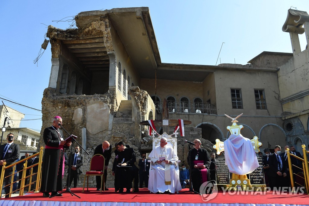 이라크 방문 교황, IS에 초토화된 모술 찾아 '평화공존' 호소