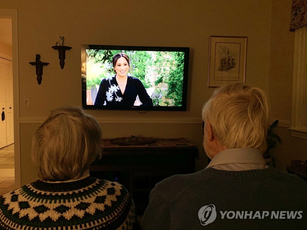 마클, 500만원대 드레스 입고 인터뷰…해리왕자는 70만원대 정장