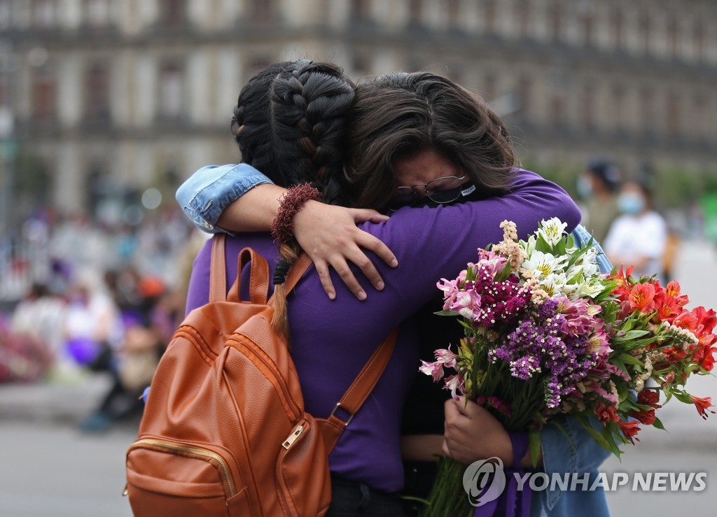 시위대 막는 멕시코 대통령궁 장벽, 여성살해 추모벽으로