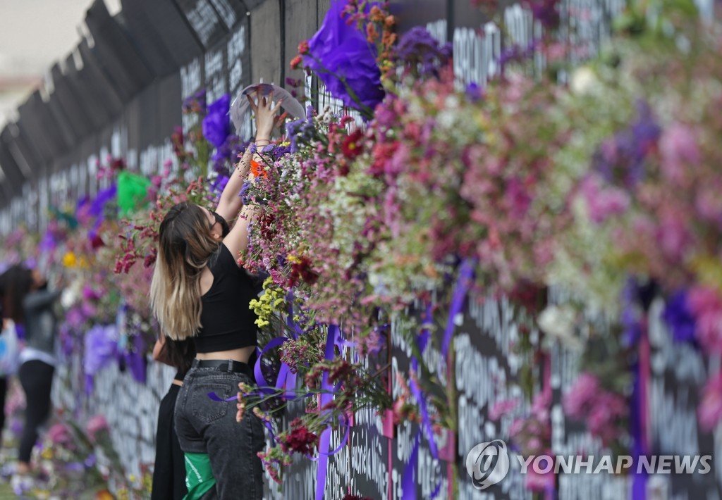 시위대 막는 멕시코 대통령궁 장벽, 여성살해 추모벽으로