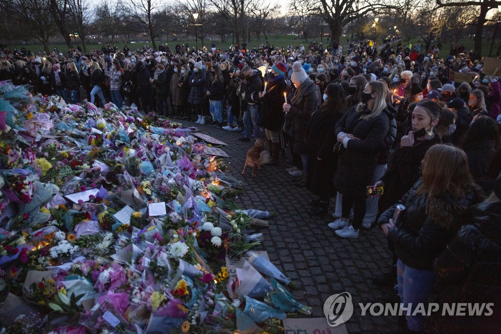 런던서 귀가 중 살해된 여성 추모행사 강제해산에 경찰 '역풍'