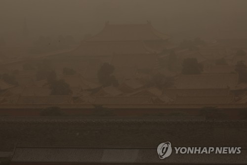 중국 10년만의 최악 황사…첫 경보·항공기 400여편 결항(종합)