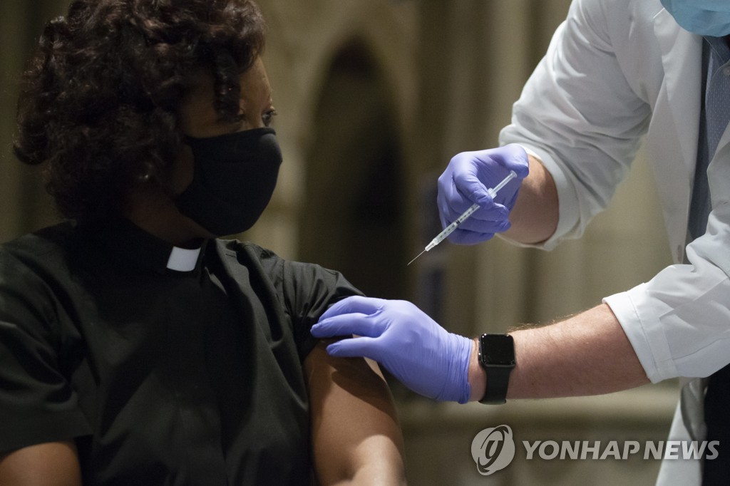 미 국립보건원장 "백신접종 꺼리면 팬데믹 더 오래 갈수도" 경고