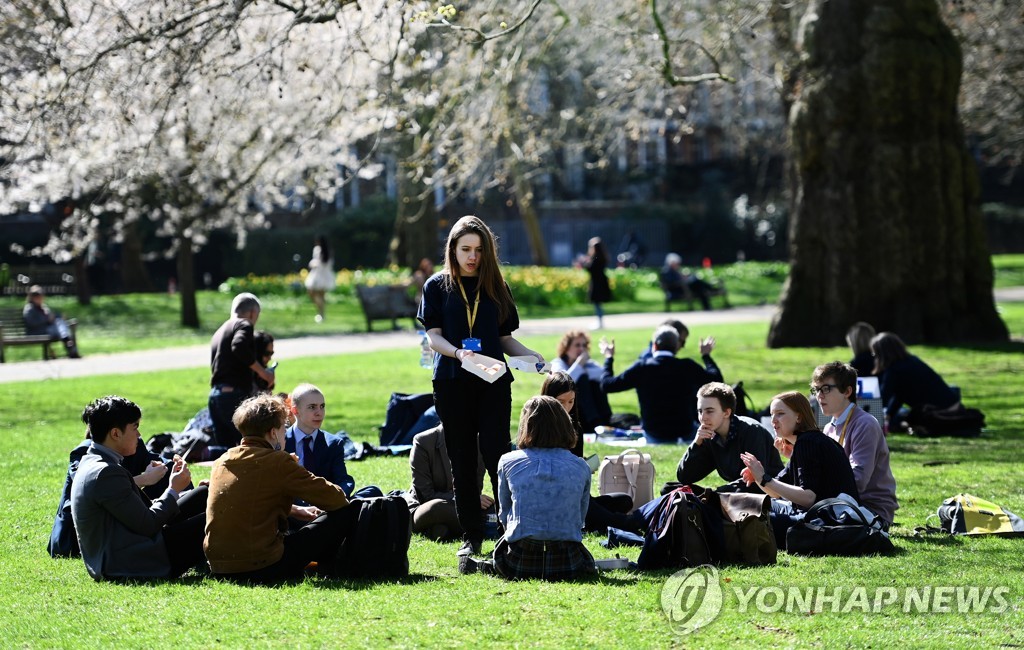 실외는 '노마스크' 영국…"통풍·자외선 효과에 안전"