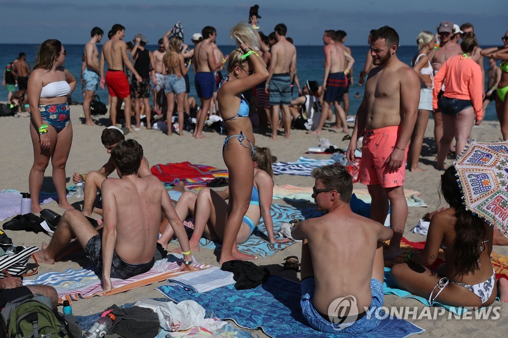 팬데믹은 딴세상…봄방학 맞은 미 대학생들 해변 몰려가