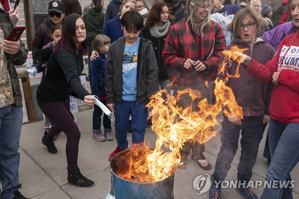 "마스크 불태우자" 지구촌 곳곳 코로나통제 반대시위(종합)