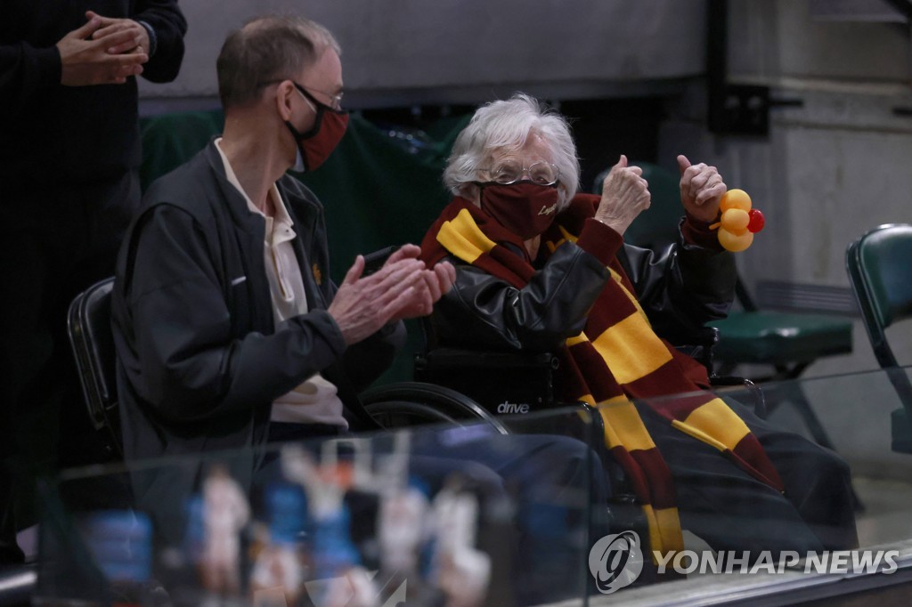 '수녀의 기도' 로욜라 시카고대, NCAA 톱시드 일리노이대 제압