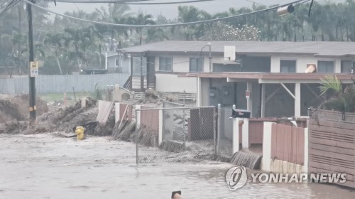 하와이, 홍수 비상사태 선포…댐 붕괴 우려에 주민 대피령