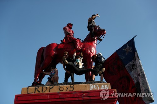 칠레 시위에 수난 겪은 전쟁영웅 동상 잠시 '피신'