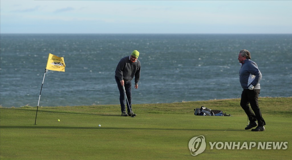 백신 3천만명 접종한 영국 코로나 봉쇄완화…실외 6인 모임 허용