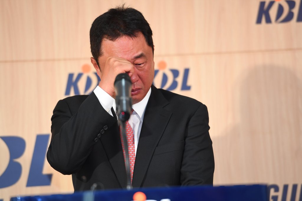 KBL 최초 3개팀서 정규리그 1위…전창진 감독 '4년의 눈물' 씻다