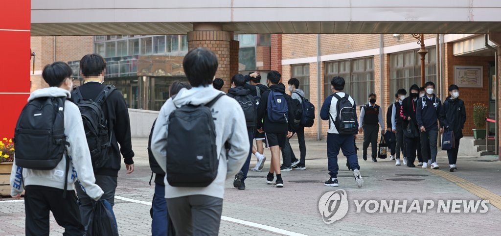 내일부터 유·초1∼2·고3 매일 학교 간다…나머지 2/3 등교