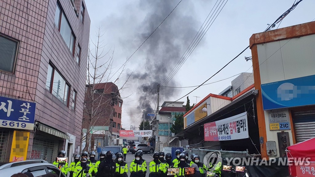 경찰, '화염병 투척' 사랑제일교회 신도 등 3명 구속 송치