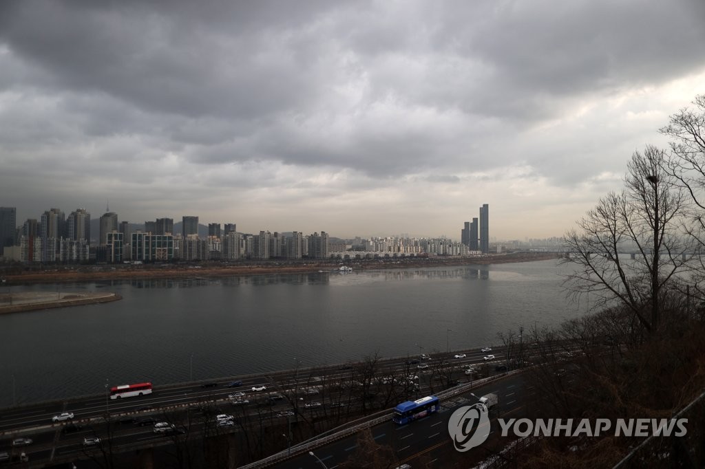 전국 흐리고 구름 많아…아침까지 강원 영동·경북 눈비