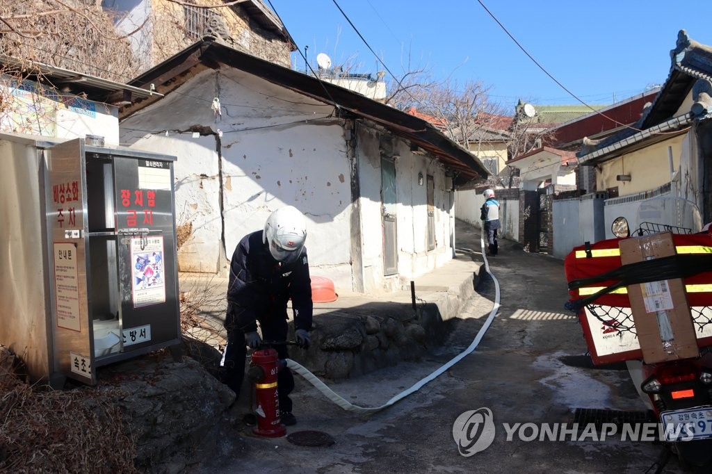 '소방차 진입 불가' 재개발지역 불 끈 집배원들 소방청 표창