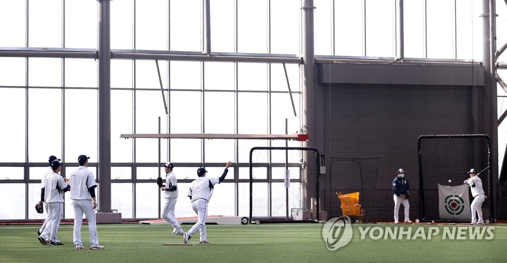 두산 2군 협력업체 직원, 코로나19 확진…1군 선수도 검사