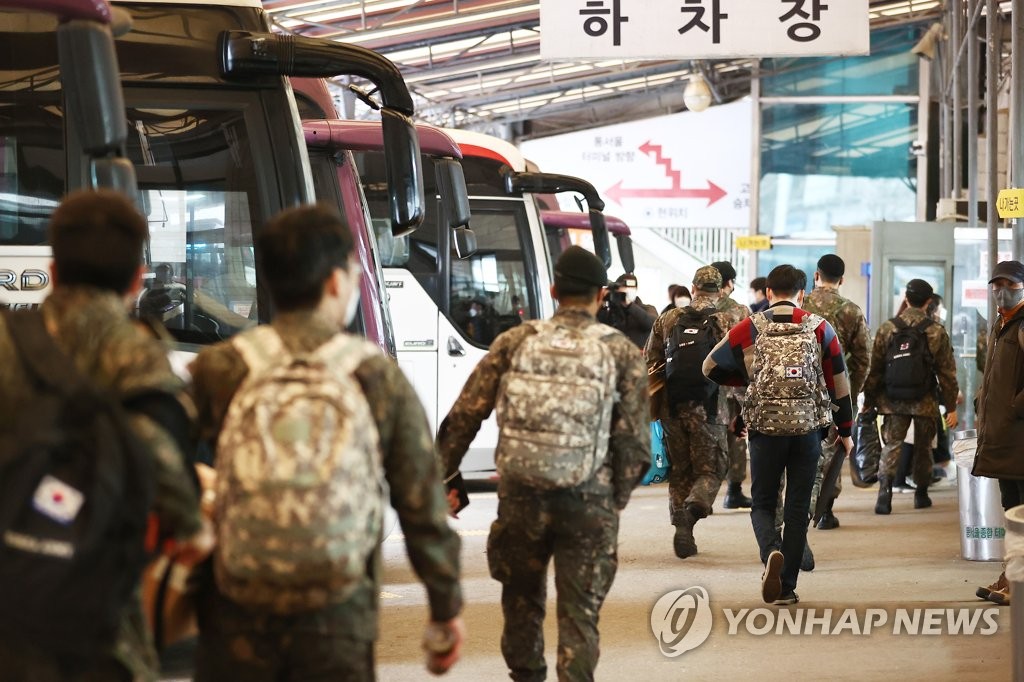 군내 거리두기 2단계 14일까지 연장…외박·면회 계속통제