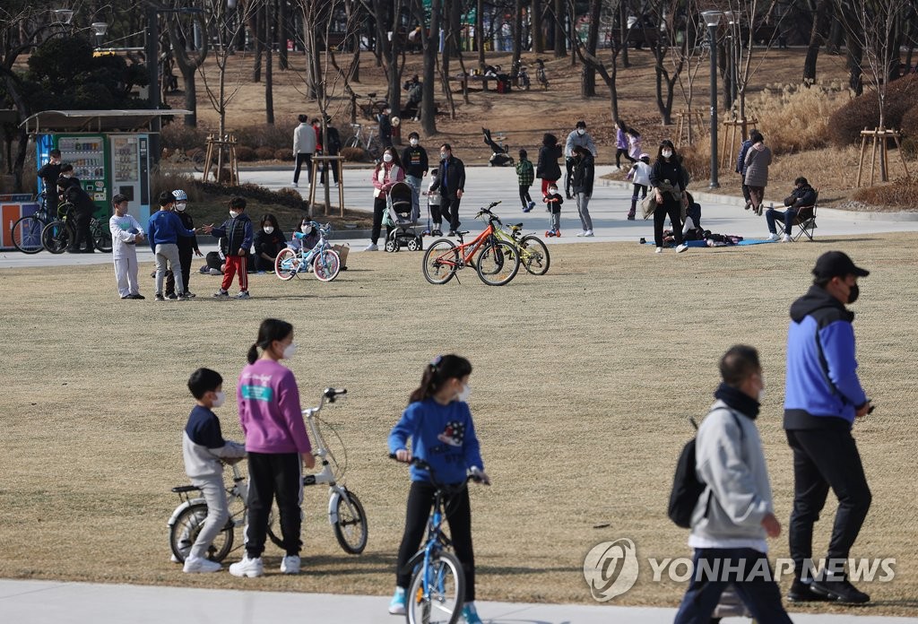 당국 "주말 나들이·다중시설 인파 증가 예상…방역수칙 지켜야"