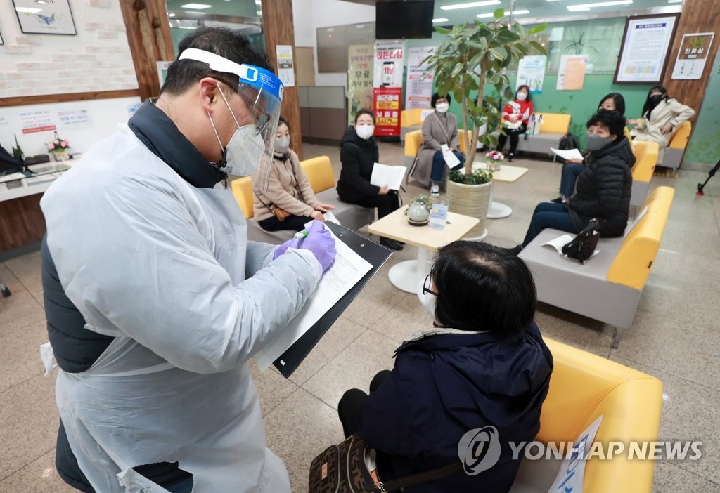 [르포] 65세 이상 AZ백신 접종…요양환자·보호자 기대·두려움 교차