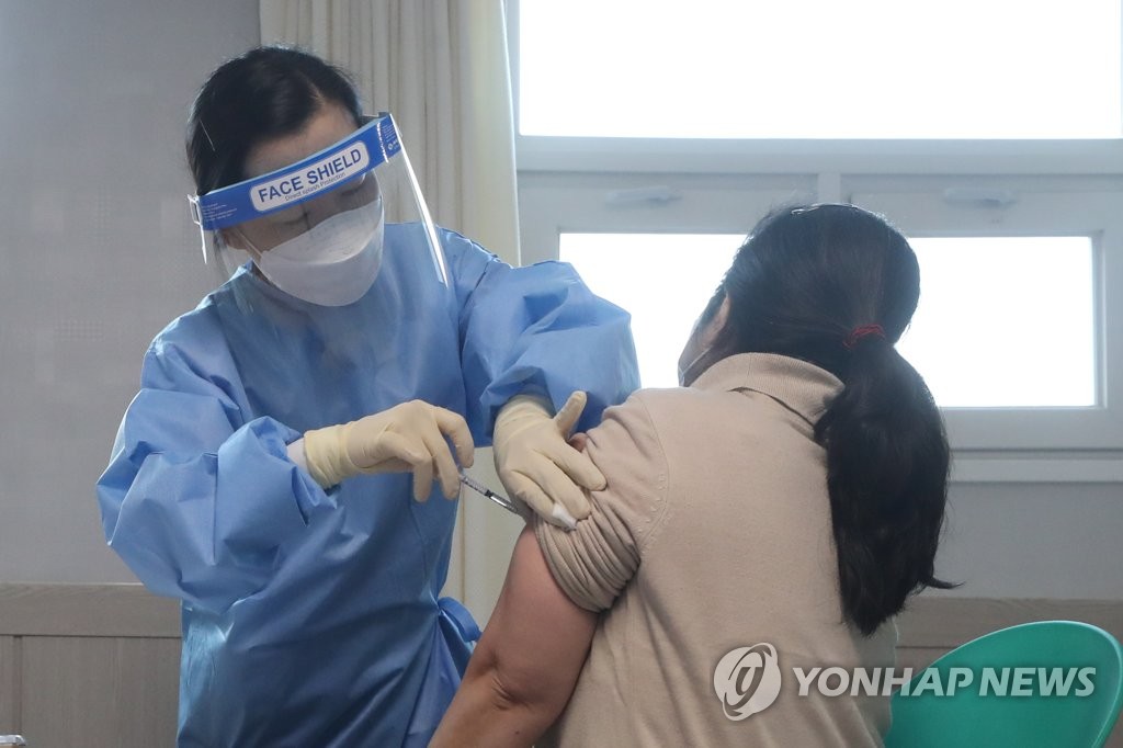 고령자 백신접종 위해 교통편 제공…"기저질환자 접종 더욱 중요"(종합)