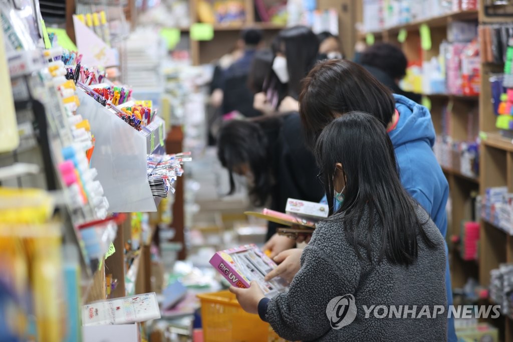 오늘도 400명 밑돌듯…당국, 3·1절 도심집회 영향 촉각