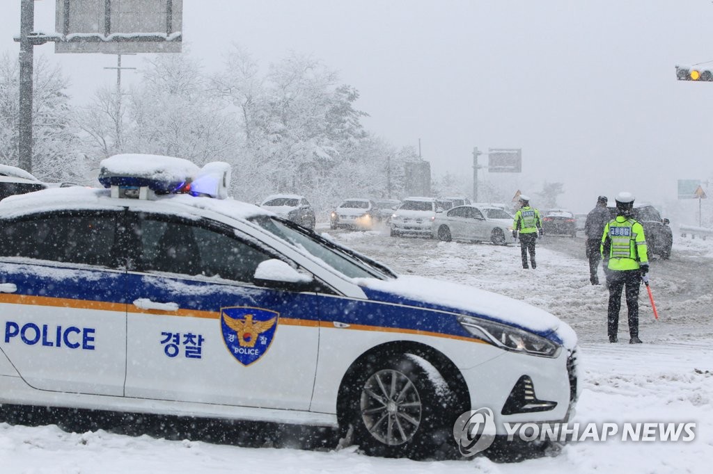 미시령 44.4cm 폭설…도로 정체 극심·고립 속출