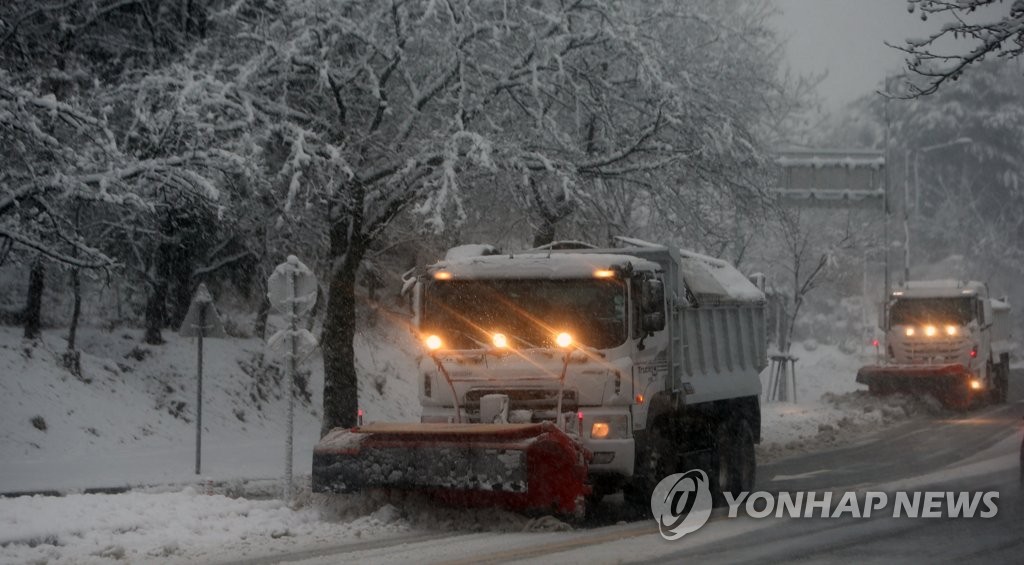 폭설에 교통사고·고립 속출…77.6㎝ 미시령 옛길 등 통제 여전