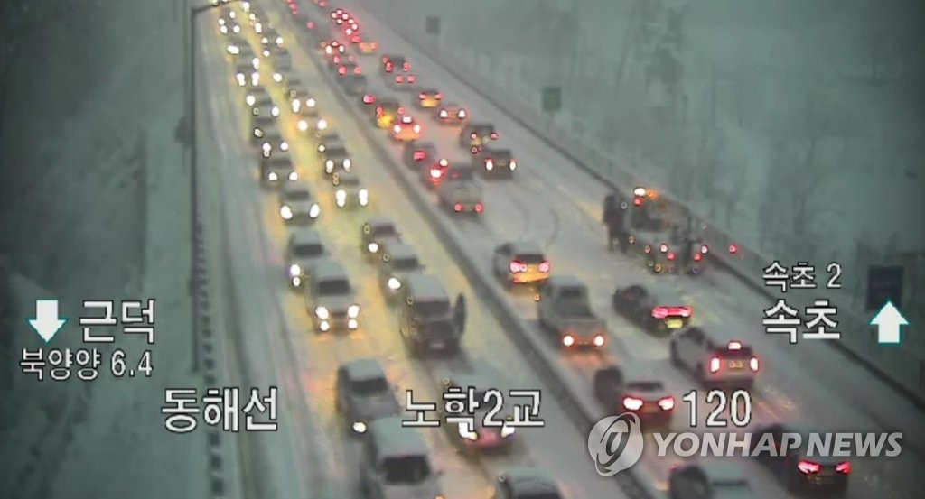 도로당국 늑장대처 vs 운전자 불감증…폭설 도로마비 '갑론을박'