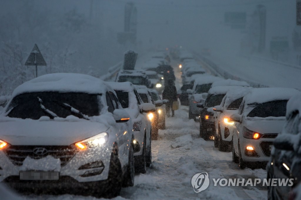 3·1절 '기습폭설'…강원 일부 학교 휴업·등교 시간 조정