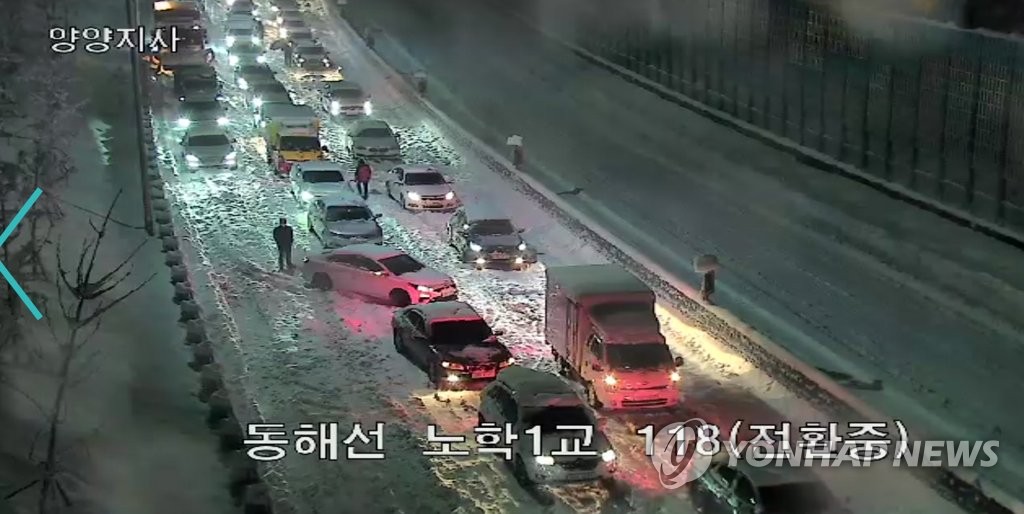 도로당국 늑장대처 vs 운전자 불감증…폭설 도로마비 '갑론을박'