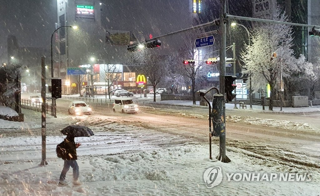 쌀쌀한 아침…강원영동 오후까지 최고 10㎝ 눈