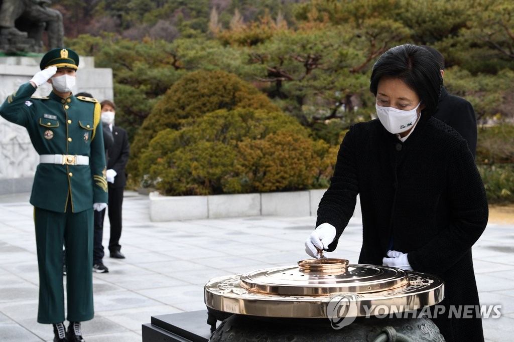 박영선, 현충원 참배…"더 낮은 자세로 서울시민 말씀 경청"