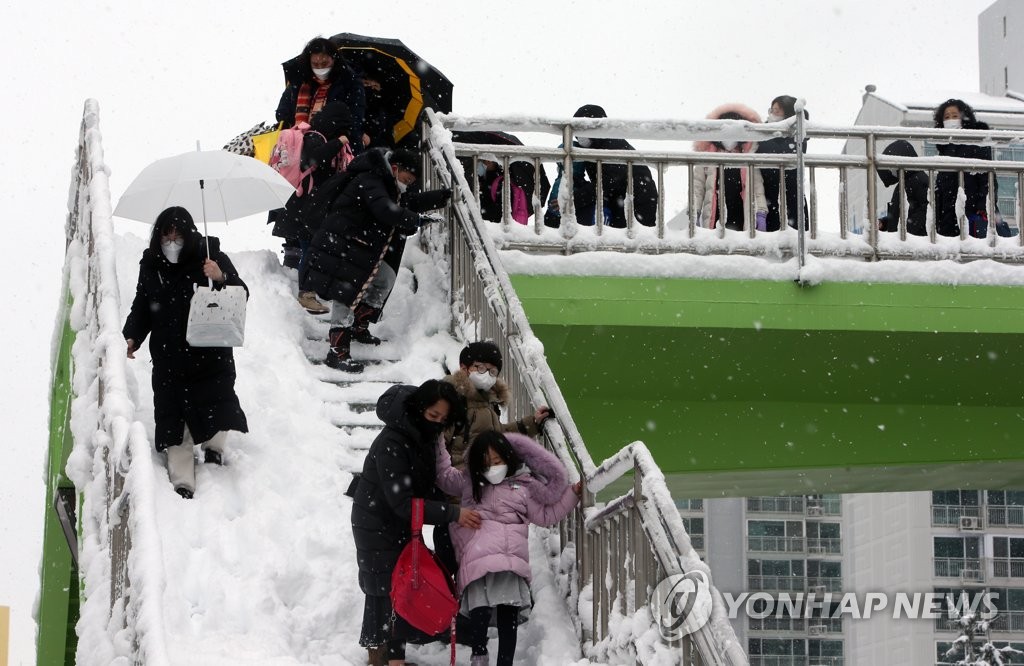 '1ｍ 육박 춘설'에 시내버스 끊겨…강원 교통통제·고립 속출