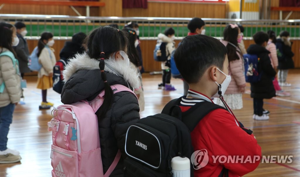 마스크로도 가려지지 않는 설렘…코로나 속 초등학교 입학식