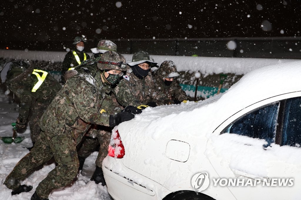 군 장병 폭설 현장서 제설작전 구슬땀