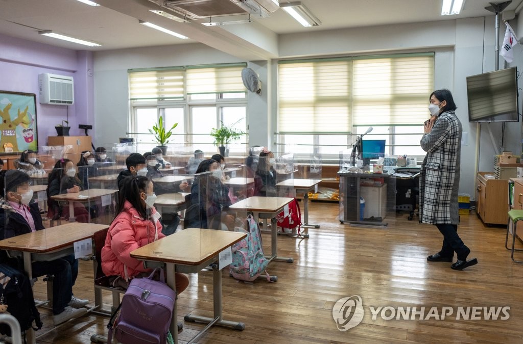 신학기 개학 첫날 50개교 코로나19에 등교 불발…학생 10명 확진