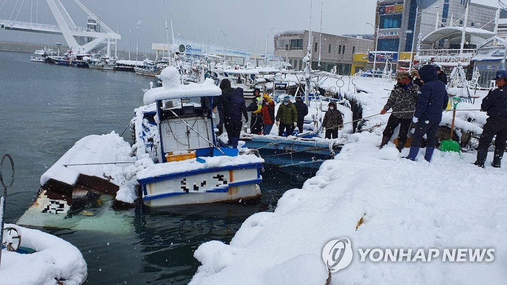 '1ｍ 육박 춘설'에 시내버스 끊겨…강원 교통통제·고립 속출