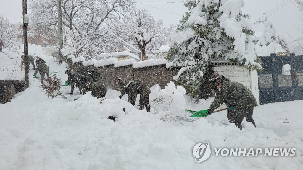 군 장병 폭설 현장서 제설작전 구슬땀